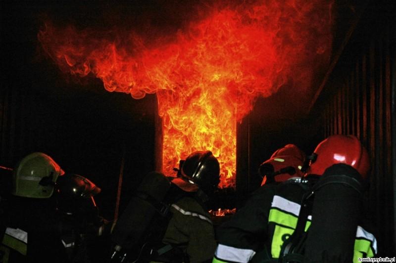 Rybniccy strażacy gasili pożar kamienicy przez całą noc / PSP Rybnik